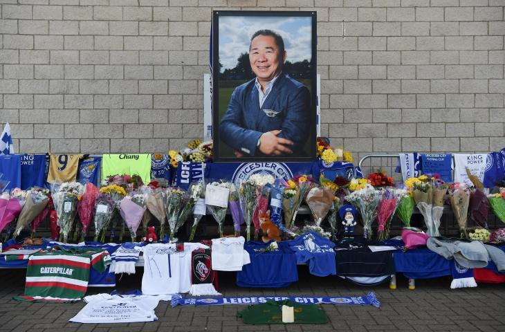 Foto Pemilik Leicester City asal Thailand, Vichai Srivaddhanaprabha yang meninggal dunia dalam kecelakaan helikopter dipajang di Stadion King Power, Leicester (AFP)