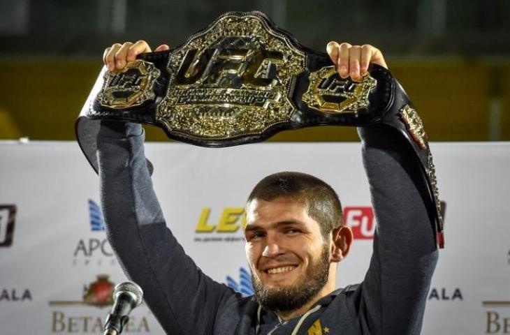 Juara ringan UFC, Khabib Nurmagomedov mengangkat sabuk juara pada tiba di Makhachkala pada 8 Oktober 2018 (Vasily Maximov/AFP)