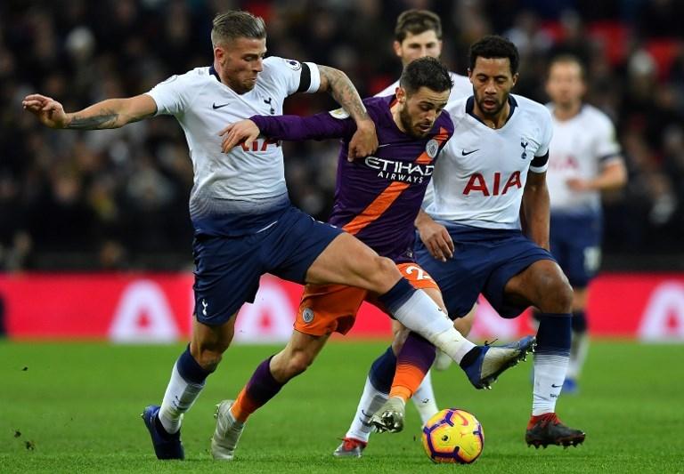 Bernardo Silva (tengah) mencoba keluar dari kawalan bek Tottenham Hotspur, Toby Alderweireld (kiri) dan Mousa Dembele (kanan) pada 29 Oktober 2018 (Ben Stansall/AFP)