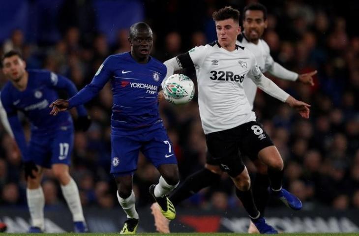 Gelandang Derby Country, Mason Mount (kanan) terlibat perebutan dengan gelandang Chelsea, N' Kante pada 31 Oktober 2018 (Adrian Dennis/AFP)