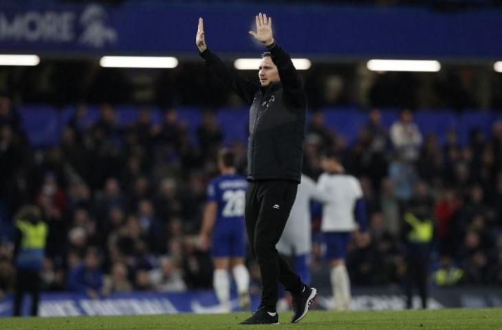 Pelatih Derby Country, Frank Lampard melambaikan tangan kepada pendukung saat laga melawan Chelsea di Stamford Bridge pada 31 Oktober 2018 (Adrian Dennis/AFP)