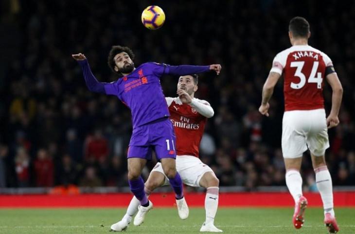 Mohamed Salah terlibat duel perebutan bola dengan bek Arsenal, Sead Kolasinac pada 3 November 2018 (Ian Kington/AFP)