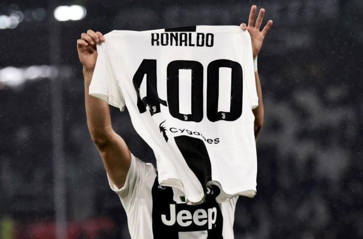 Cristiano Ronaldo mendapat jersey khusus dengan nomor punggung 400 sebelum laga melawan Cagliari pada 3 November 2018 (Marco Bertorello/AFP)