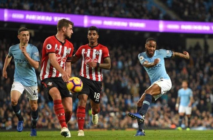 Penyerang Manchester City, Raheem Sterling melepaskan tendangan ke gawang Southampton pada 4 November 2018 (Oli Scarff/AFP)