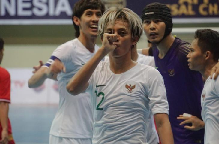 Selebrasi Bambang Bayu Saptaji usai menjebol gawang Myanmar. Timnas futsal Indonesia menghadapi laga perdana babak penyisihan menghadapi Myanmar di ajang AFF Futsal 2018 yang digelar di GOR UNY, Senin (5/11/2018). [Stephanus Aranditio/www.mxkc.sbs]