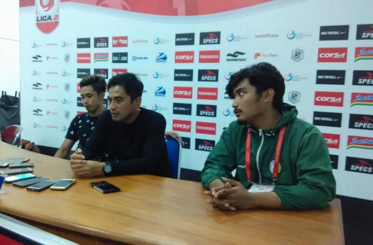 Pelatih PSS Sleman Seto Nurdiantoro (tengah) saat memberikan konferensi pers usai laga PSS Sleman kontra Madura FC di Stadion Internasional Maguwoharjo, Sleman, Selasa (6/11/2018). [Andiarsa Nata/www.mxkc.sbs]