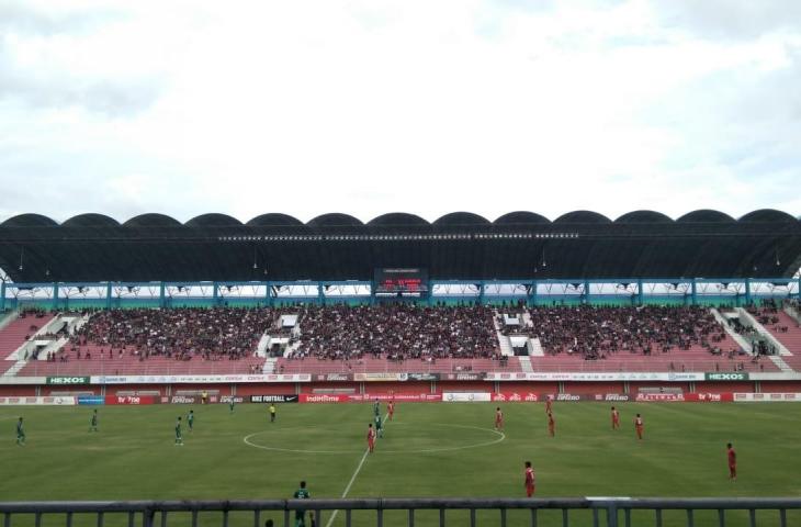 Suasana laga PSS Sleman vs Madura FC. [Andiarsa Nata/www.mxkc.sbs]