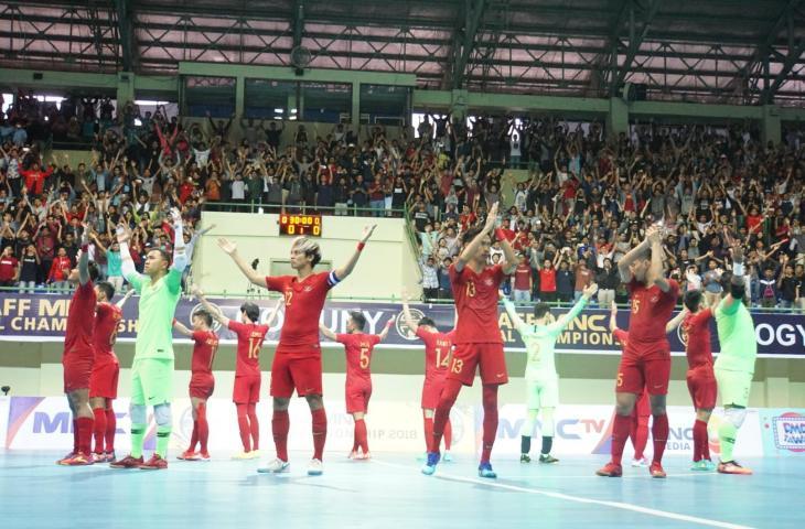 Pemain Timnas Futsal Indonesia melakukan Viking Clap usai kalahkan Kamboja di GOR UNY, Yogyakarta (Stephanus Aranditio/www.mxkc.sbs)