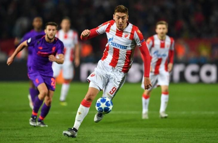 Aksi penyerang Red Star Belgraded, Milan Pavkov saat melawan Liverpool pada 6 November 2018 (Andrej Isakovic/AFP)