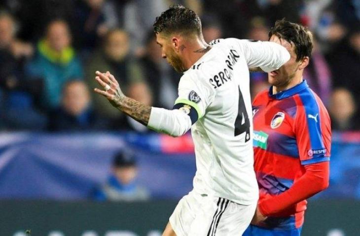 Pemain Real Madrid, Sergio Ramos menyikut wajah pemain Victoria Plzen Milan Havel 