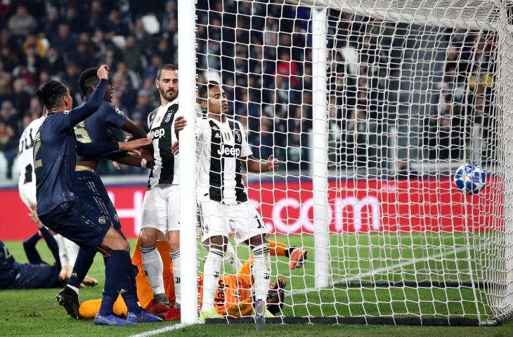 Pemain Juventus, Alex Sandro mencetak gol bunuh diri saat melawan Manchester United (AFP)