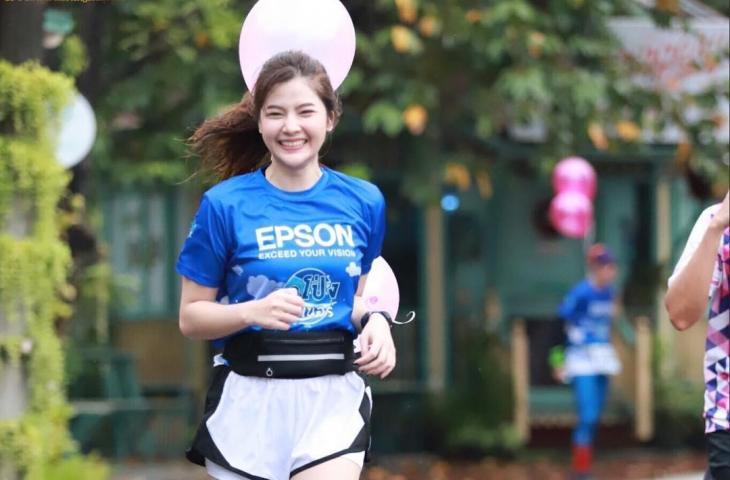 Gaya sporty pelari marathon asal Thailand, Nahmfah. [@nahm.fah/Instagram]