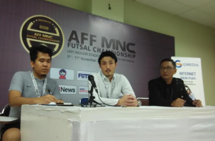 Pelatih Timnas Indonesia, Kensuke Takahashi saat konferensi pers usai pertandingan melawan Thailand (Andiarsa Nata/www.mxkc.sbs)