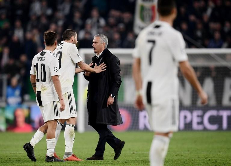 Leonardo Bonucci dan Paulo Dybala mendatangi Jose Mourinho saat pelatih Manchester United itu melakukan gesture provokatif (Marco Bertorello/AFP)