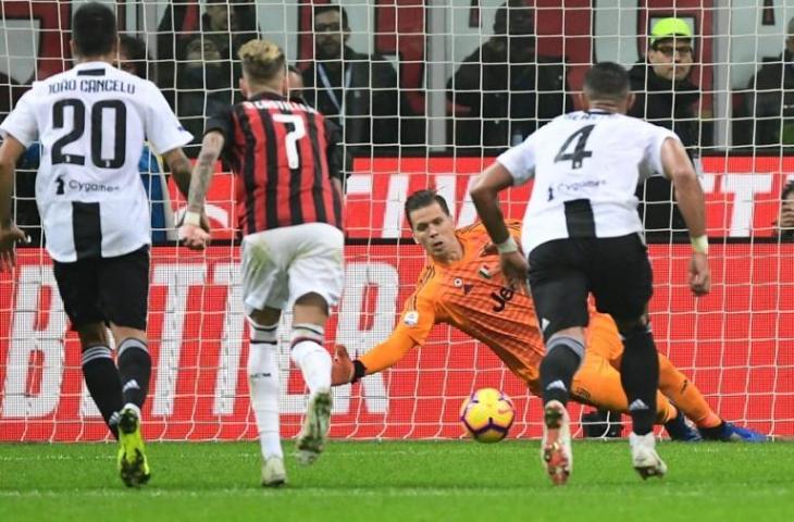 Wojciech Szczesny saat mengagalkan penalti Gonzalo Higuain. (Miguel Medina/AFP).