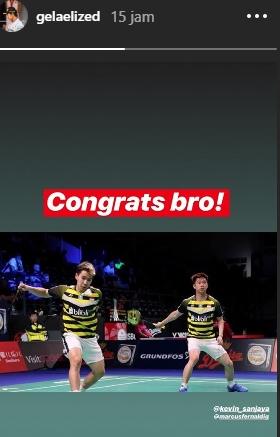 Pebalap Sean Gelael beri selamat ke Marcus/Kevin usai juarai Fuzhou China Open 2018. [@gelaelized/Instagram]