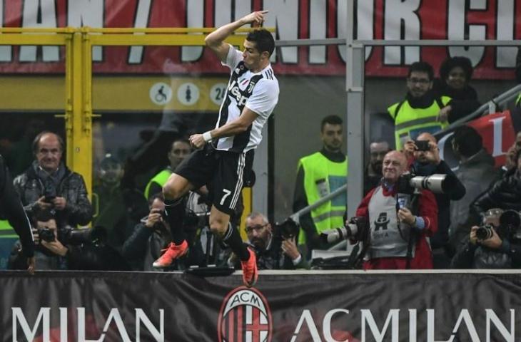 Penyerang Juventus, Cristiano Ronaldo melakukan selebrasi usai mencetak gol ke gawang AC Milan di laga lanjutan Serie A, Senin (12/11/2018) dini hari tadi. [Miguel MEDINA / AFP]