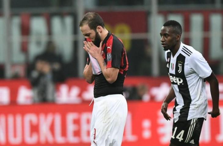 Ekspresi penyerang AC Milan, Gonzalo Higuain setelah diusir wasit jelang laga AC Milan vs Juventus bubaran, Senin (12/11/2018). [MIGUEL MEDINA / AFP]