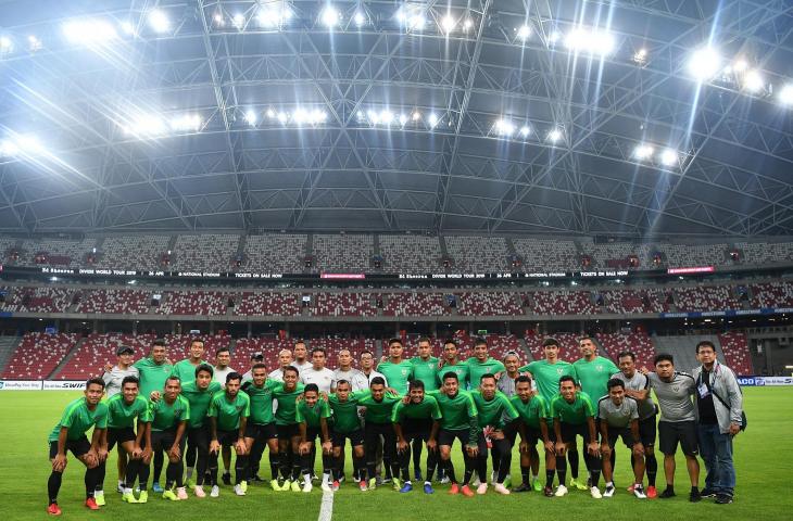 Para pemain timnas Indonesia beserta pelatih dan ofisial berfoto bersama sebelum berlatih di Stadion Nasional, Singapura, Kamis (8/11/2018). Timnas Indonesia akan menjalani laga perdana penyisihan grub B Piala AFF 2018 melawan timnas Singapura di Stadion Nasional, Singapura pada Jumat 9 November 2018. (ANTARA FOTO/Sigid Kurniawan)