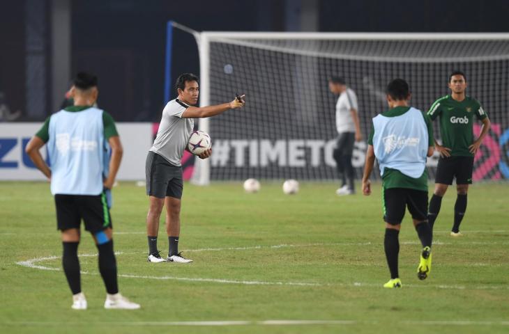 Pelatih Timnas Indonesia Bima Sakti (kedua kiri) memberikan instruksi dalam sesi latihan menjelang laga lanjutan Piala AFF 2018 melawan Timor Leste, di Stadion Utama Gelora Bung Karno, Jakarta, Senin (12/11/2018). (ANTARA FOTO/Akbar Nugroho Gumay)