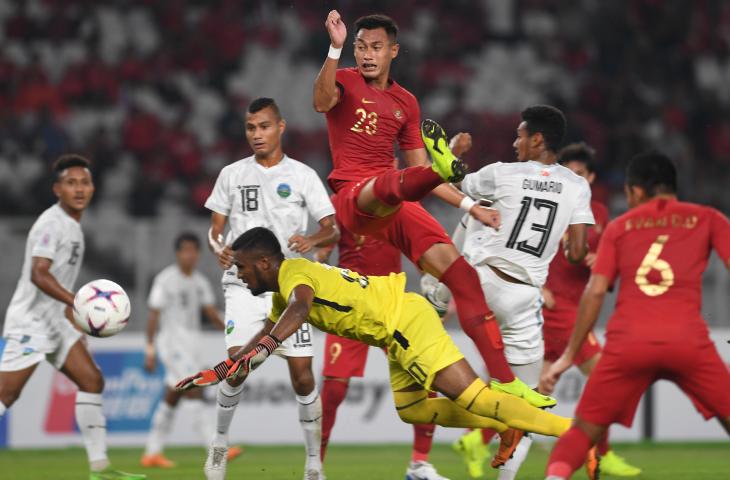 Pemain Timnas Indonesia Hansamu Yama (atas) berebut bola dengan sejumlah pesepak bola Timor Leste dalam laga lanjutan Piala AFF 2018 di Jakarta, Selasa (13/11/2018). (ANTARA FOTO/Akbar Nugroho Gumay)