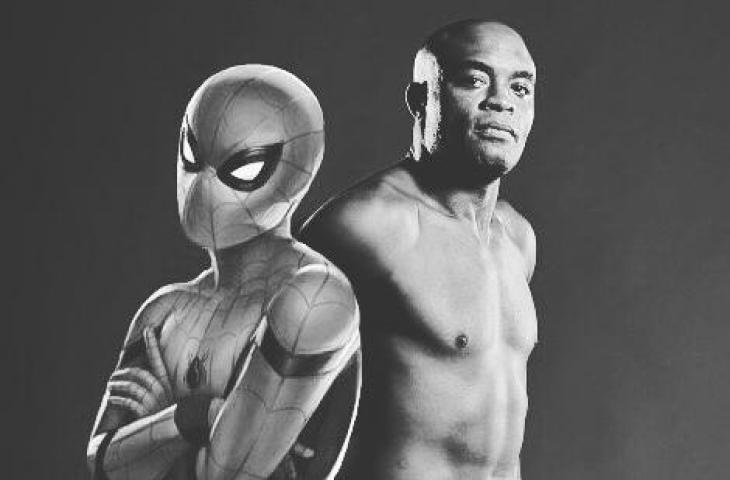 Legenda UFC Anderson Silva berpose dengan tokoh idolanya Spiderman. [@spiderandersonsilva/Instagram]