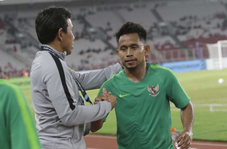 Pelatih Timnas Indonesia, Bima Sakti memeluk Andik Vermansah usai melakukan pemasan sebelum melawan Timor Leste di Piala AFF 2018 (AFF)