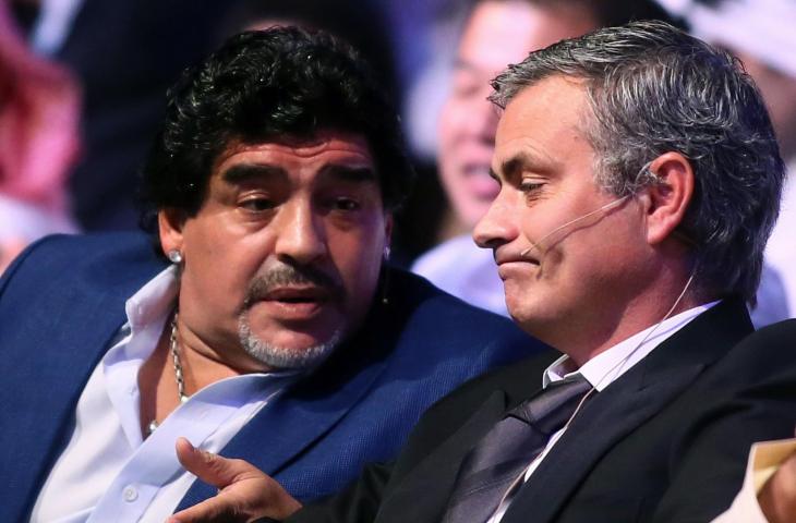 Legenda Argentina, Diego Maradona (kiri) dan Pelatih Real Madrid, Jose Mourinho berbincang sebelum acara diskusi International Sports Conference di Dubai (28/12/2012) (AFP)