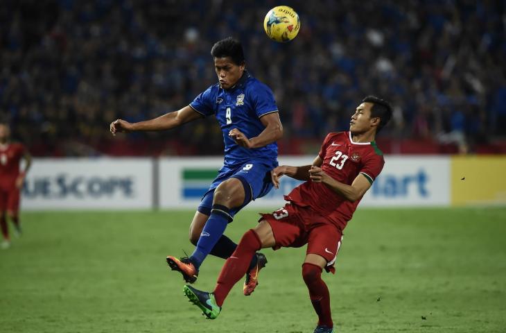 Pemain Timnas Indonesia, Hansamu Yama Pranata duel udara dengan Pemain Thailand, Sirod Chatthong pada final Piala AFF 2016 di Stadion Rajamangala, Bangkok (17/12/2016) (AFP)