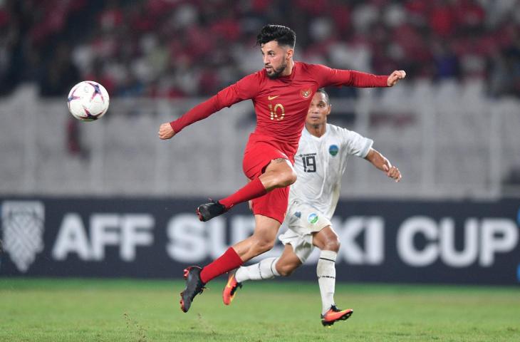 Pemain timnas Indonesia Stefano Lilipaly (kiri) menerima operan dibayangi pemain timnas Timor Leste Feliciano Pinheiro Goncalves dalam penyisihan grub B Piala AFF 2018 di Stadion Utama Gelora Bung Karno, Jakarta, Selasa (13/11/2018). Indonesia menang 3-1. (ANTARA FOTO/Sigid Kurniawan)