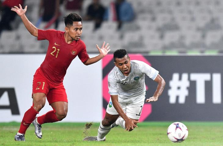 Pemain timnas Indonesia Andik Vermansah (kiri) berhadapan dengan pemain timnas Timor Leste Rufino Walter Gama dalam pertandingan penyisihan grup B Piala AFF 2018 di Stadion Utama Gelora Bung Karno, Jakarta, Selasa (13/11/2018). Indonesia menang 3-1. (ANTARA FOTO/Sigid Kurniawan)