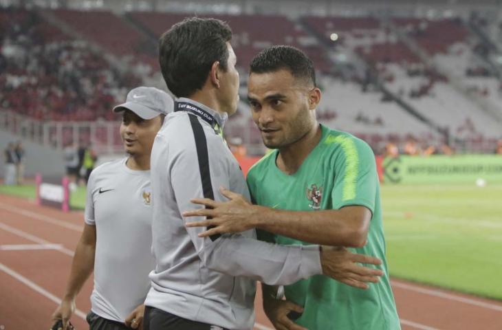 Pelatih Timnas Indonesia, Bima Sakti memeluk Rizky Pora usai melakukan pemasan sebelum melawan Timor Leste di Piala AFF 2018. (AFF)