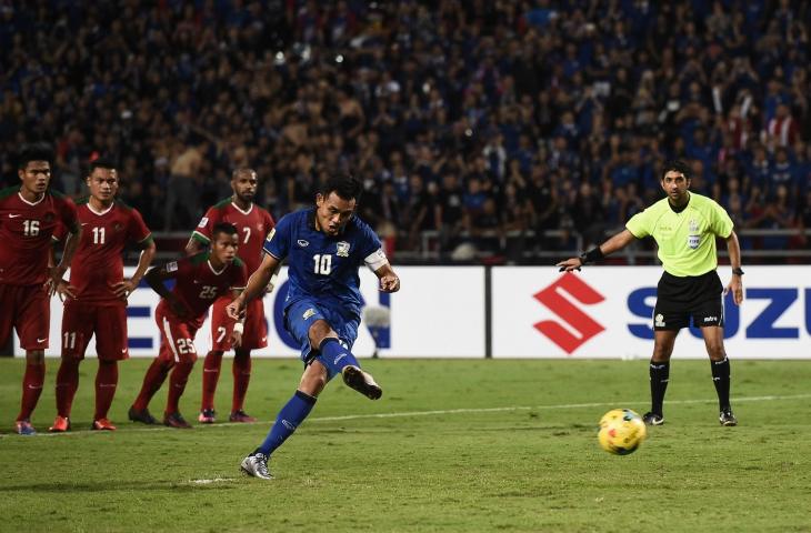 Pemain Timnas Thailand, Teerasil Dangda mencetak gol penalti ke gawang Timnas Indonesia pada final Piala AFF 2016 di Stadion Rajamangala, Bangkok (17/12/2016). (AFP)