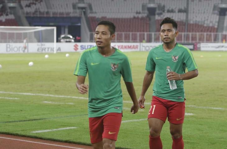 Pemain Timnas Indonesia, Evan Dimas Darmono dan Andik Vermansah usai melakukan pemasan sebelum melawan Timor Leste di Piala AFF 2018 (AFF)