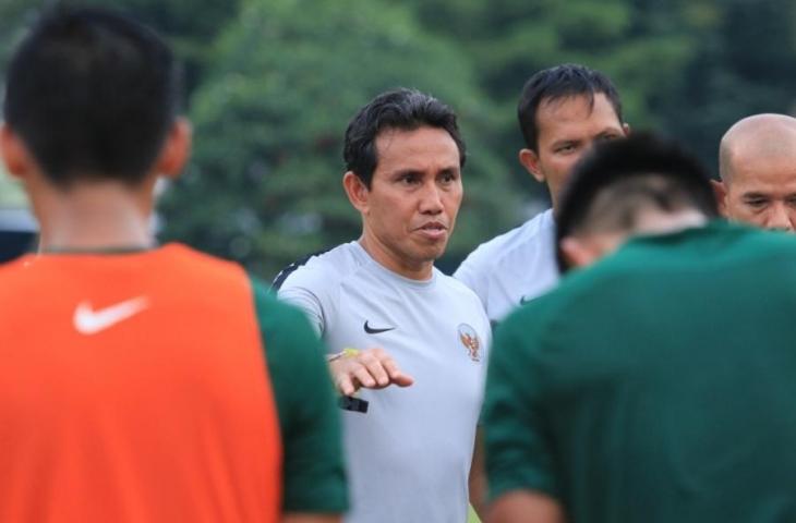 Pelatih Timnas Indonesia, Bima Sakti saat memimpin sesi latihan di Bangkok, Thailand (Sumber: PSSI)