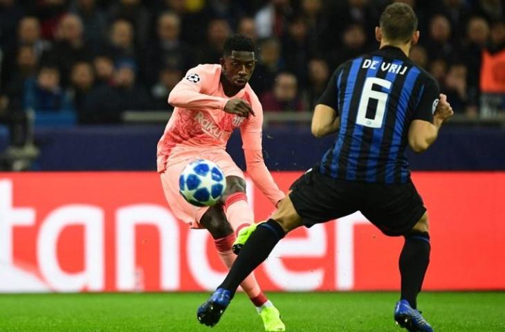 Ousmane Dembele melepaskan tendangan saat melawan Inter Milan di Liga Champions pada 6 November 2018 (Miguel Medina/AFP)