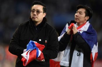 Peluk Anak Bos Leicester, Suporter Ini Dilarang Masuk Stadion