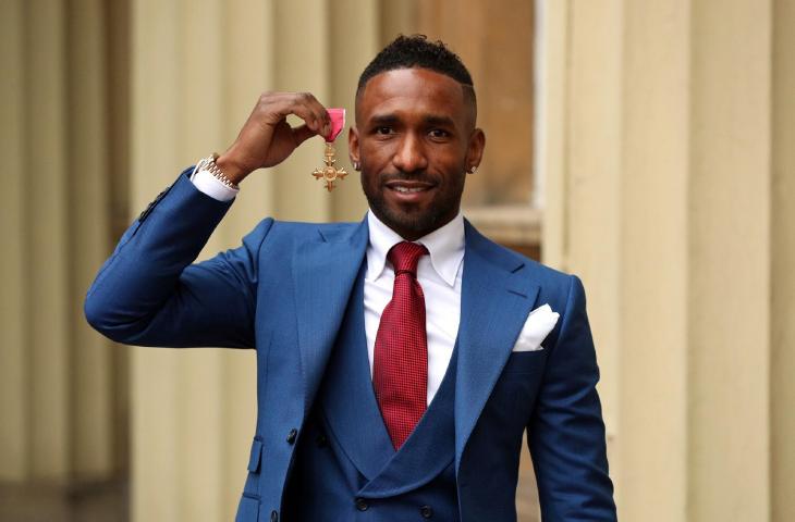 Pemain Timnas Inggris dan Bournemouth, Jermain Defoe berfoto bersama medali Order of the British Empire (OBE) di Istana Buckingham, London (16/11/2018). 