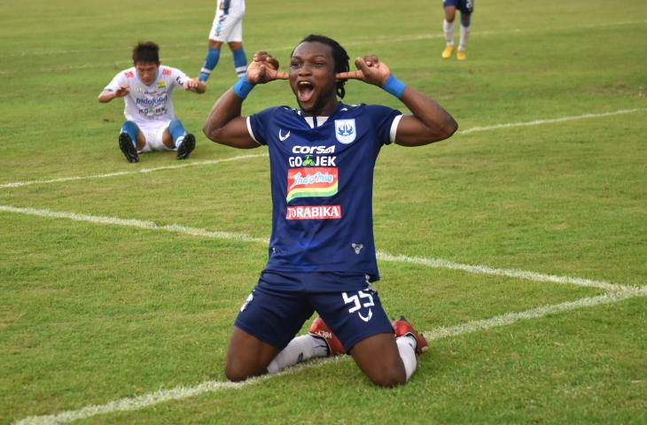 Mantan pemain PSIS Semarang, Ibrahim Conteh (kanan) berselebrasi usai menjebol gawang klub Persib Bandung dalam pertandingan lanjutan Liga 1 Indonesia di Stadion Moch. Soebroto, Magelang, Jawa Tengah, Minggu (18/11/2018). PSIS mengalahkan Persib Bandung dengan skor 3-0 melalui gol dari Bruno Silva, Hari Nur Yulianto, dan Ibrahim Conteh. (ANTARA FOTO/Aditya Pradana Putra/hp)