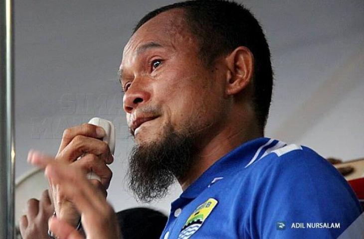 Kapten Persib Bandung, Supardi Nasir menangis saat pidato di hadapan Bobotoh (simamaung)