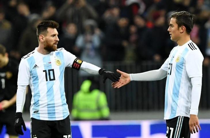 Lionel Messi dan Paulo Dybala saat pertandingan persahabatan melawan Rusia pada 11 November 2017 (Kirill Kudryavtsev/AFP)