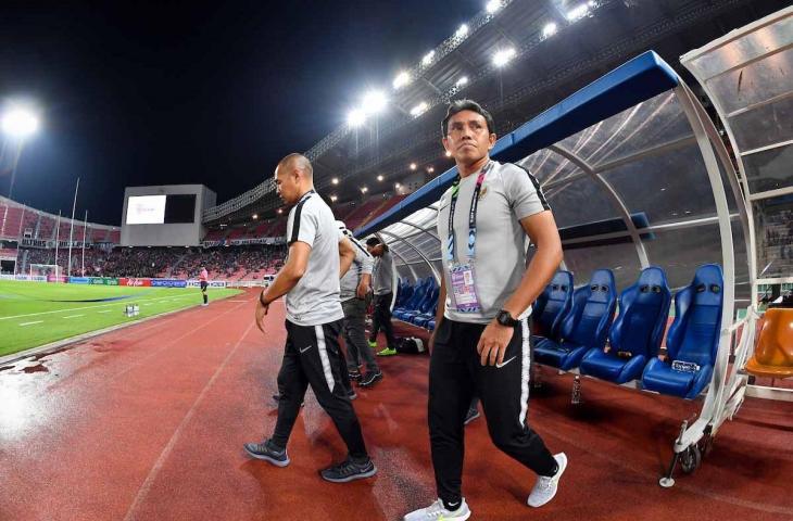 Pelatih Timnas Indonesia, Bima Sakti dan Kurniawan Dwi Yulianto saat melawan Thailand di Piala AFF 2018 di Stadion Rajamanggala, Thailand, Sabtu (17/11/2018) (AFF)