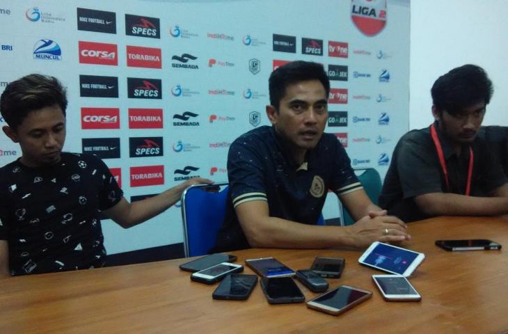 Pelatih PSS Sleman, Seto Nurdiantoro saat konferensi pers usai melawan Persiraja Banda Aceh pada Rabu (21/11/2018) [Andiarsa Nata/www.mxkc.sbs)