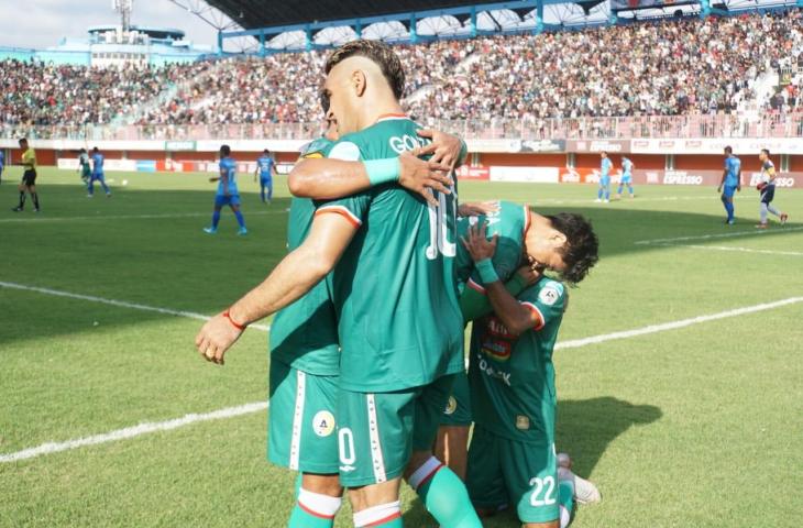 Penyerang PSS Sleman, Cristian Gonzales melakukan selebrasi sujud syukur usai mencetak gol ke gawang Persiraja Banda Aceh. PSS Sleman menjamu Persiraja Banda Aceh dalam laga terakhir Grup B babak delapan besar Liga 2 2018 di Stadion Maguwoharjo, Rabu (21/11/2018). [Stephanus Aranditio/www.mxkc.sbs]