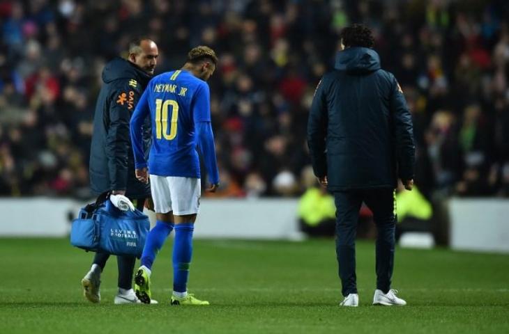 Neymar cedera ketika laga persahabatan kontra Kamerun. (Glyn Kirk/AFP).