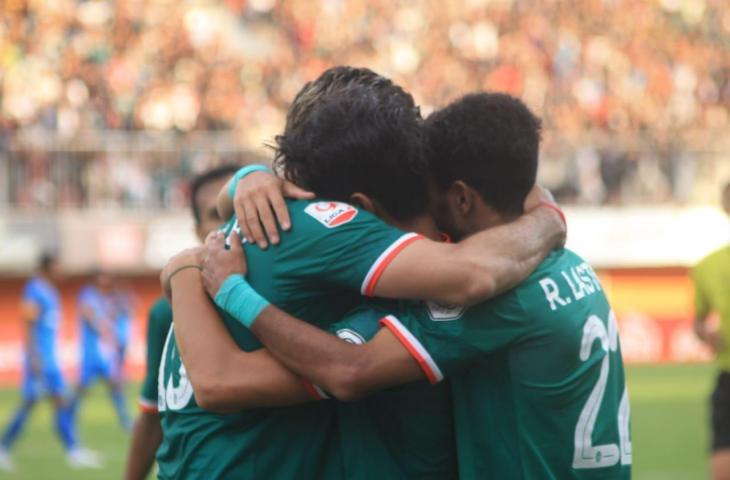 Para pemain PSS Sleman merayakan kemenangan besar atas tamunya Persiraja Banda Aceh di laga pamungkas Grup B Babak 8 Besar Liga 2 2018. Dalam laga yang digelar di Stadion International Maguwoharjo, PSS Sleman menang 5-0 atas Persiraja Banda Aceh, Rabu (21/11/2018). [Stephanus Aranditio/www.mxkc.sbs]