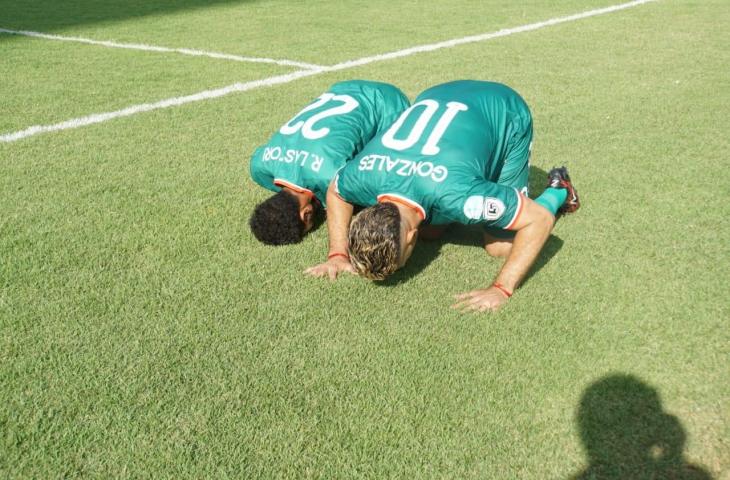 Penyerang PSS Sleman, Cristian Gonzales melakukan selebrasi sujud syukur usai mencetak gol ke gawang Persiraja Banda Aceh. PSS Sleman menjamu Persiraja Banda Aceh dalam laga terakhir Grup B babak delapan besar Liga 2 2018 di Stadion Maguwoharjo, Rabu (21/11/2018). [Stephanus Aranditio/www.mxkc.sbs]