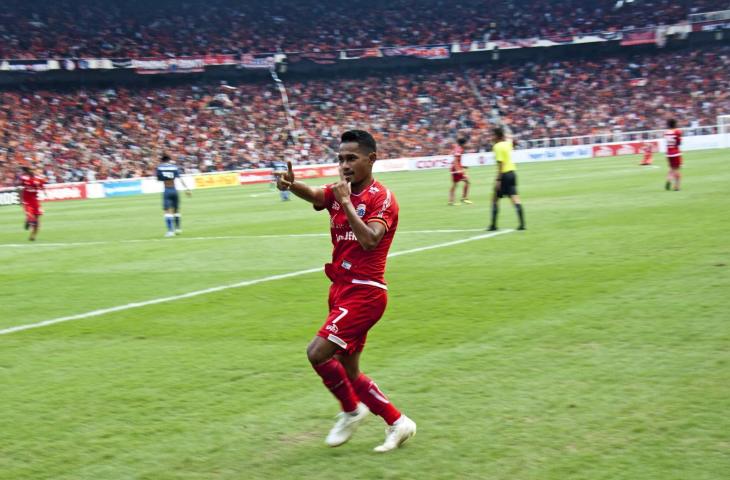 Pemain Persija Jakarta Rizki Ramdani Lestaluhu melakukan selebrasi usai mencetak gol saat melawan Persela Lamongan dalam pertandingan lanjutan Liga 1 Indonesia di Stadion Utama Gelora Bung Karno, Jakarta, Selasa (20/11/2018). Persija Jakarta mengalahkan Persela Lamongan dengan skor 3-0. (ANTARA FOTO/Galih Pradipta)