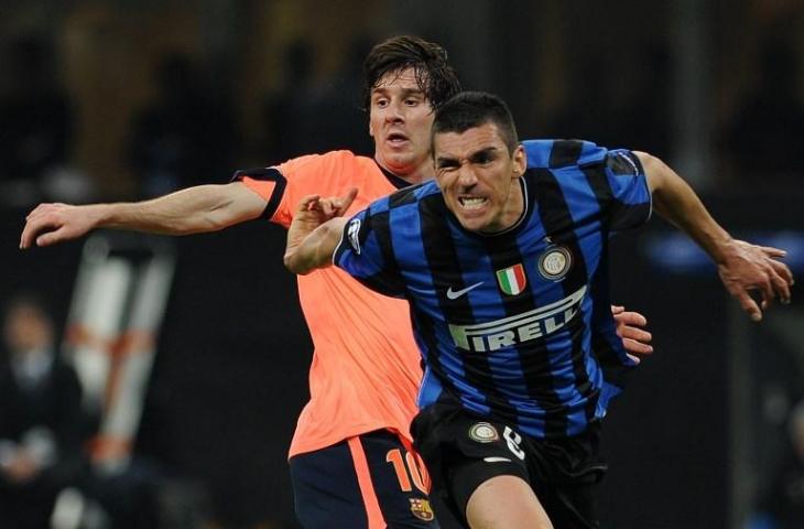 Duel Lionel Messi (Barcelona) dan Thiago Motta (Inter Milan)  saat menjadi lawan pada 20 April 2010 (Alberto Pizzoli/AFP)