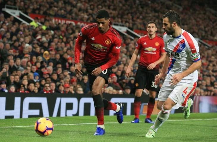 Penyerang Manchester United, Marcus Rasford berebut bola dengan pemain Crystal Palace, Luka Milivojevic. Dalam laga lanjutan pekan ke-13 Liga Primer Inggris, Sabtu (24/11/2018), kedua tim harus puas mengakhiri laga dengan skor kacamata alias 0-0. [LINDSEY PARNABY / AFP]